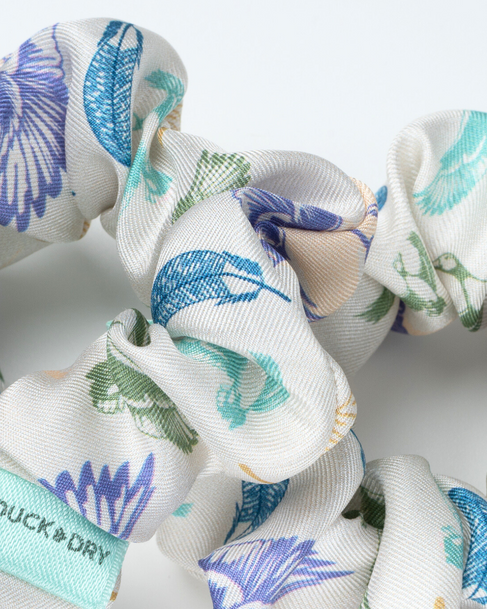files/silk-bow-scrunchie-white-luxury-accessory.png