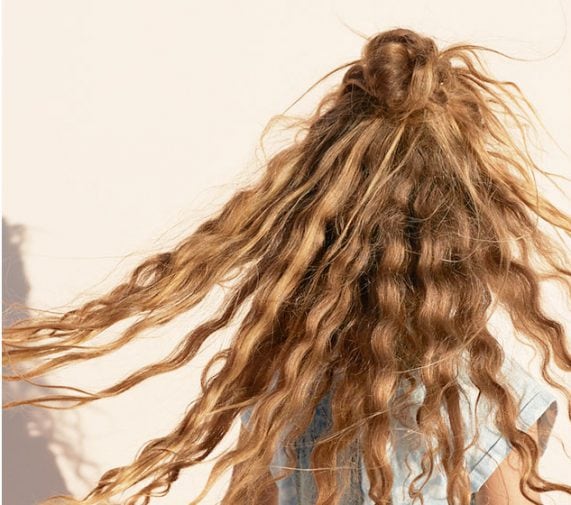 How to tame frizzy hair at home this summer