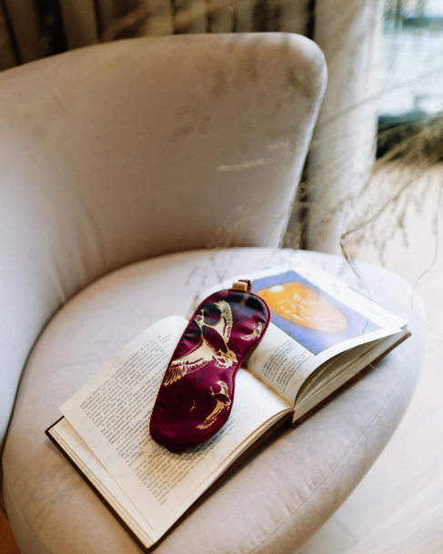files/silk-hair-fashion-accessories-pure-luxury-gift-duck-dry-sleep-mask-eyemask-lifestyle-shot.png